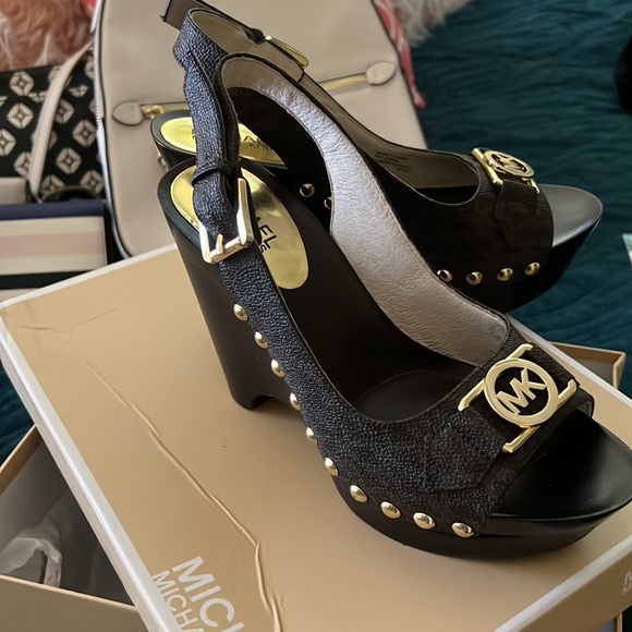 Omg, these Michael Kors platforms - Picture 3 of 5
